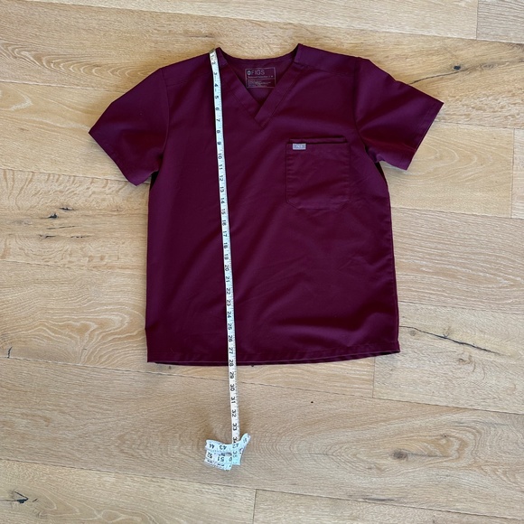 FIGS:  Leon Three-Pocket Scrub Top - Picture 3 of 4